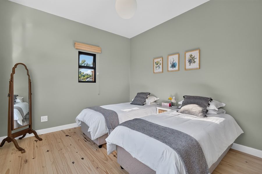 Twin room at Amethyst Lodge