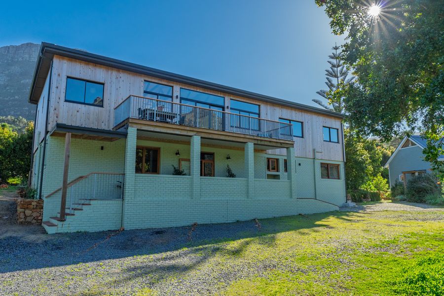 Amethyst Lodge exterior and balcony