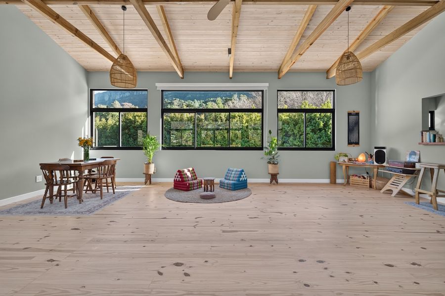 Bright lodge studio
