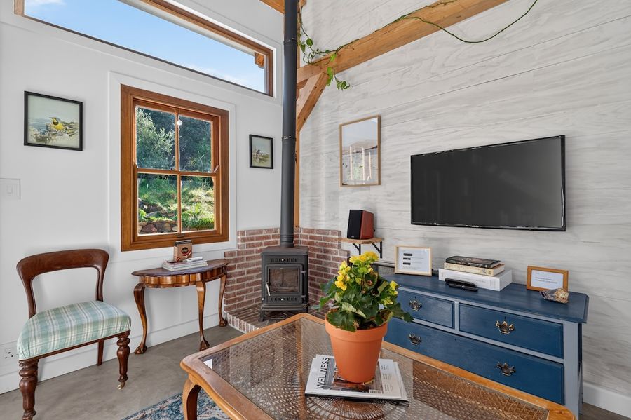 Cottage dining and lounge