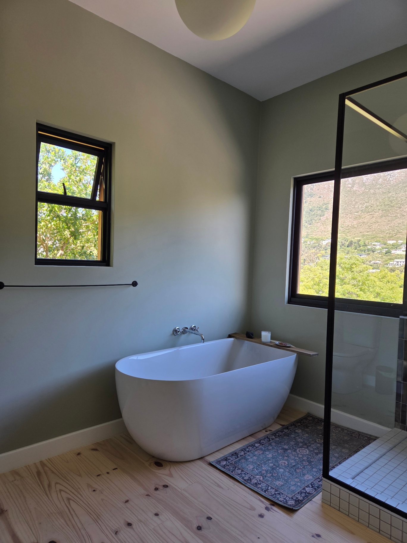 Freestanding tub with view